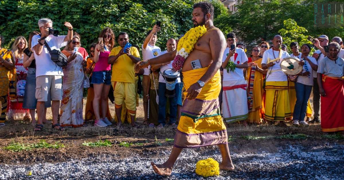 Canti, "piercing" e camminate sui carboni ardenti: a Carrassi per la festa dei tamil mauriziani